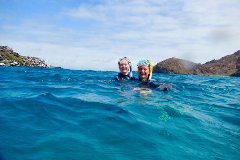 澳洲幸运10正规官网开奖-幸运澳洲10开奖-168澳洲幸运10开奖官网直播走势计划 Two students snorkel in the ocean.